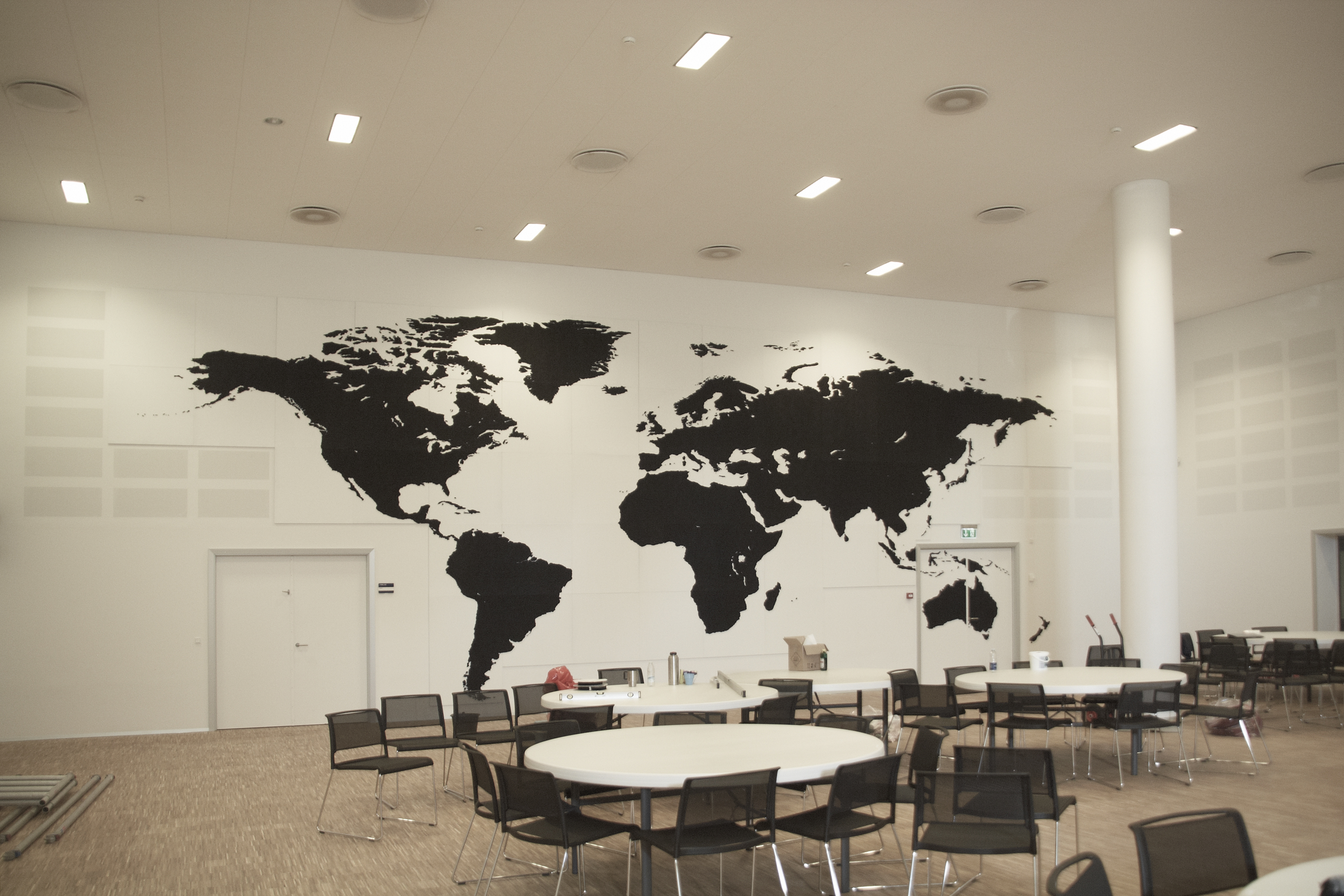 fraster, filt, opklæbning, akustik, uld filt, inspiration, design, indretning, filttavle, udsmykning, opklæbet filt, filt på væg, limet filt, vægfilt, filtfarve, dekoration